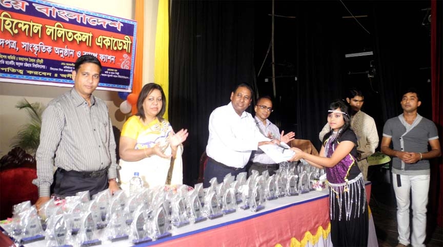 Pro- Vice Chancellor of Chittagong University Dr Iftekhar Uddin Chowdhury distributing prizes among the winners of cultural competition of Hindol Lolitakala Academy on Friday.
