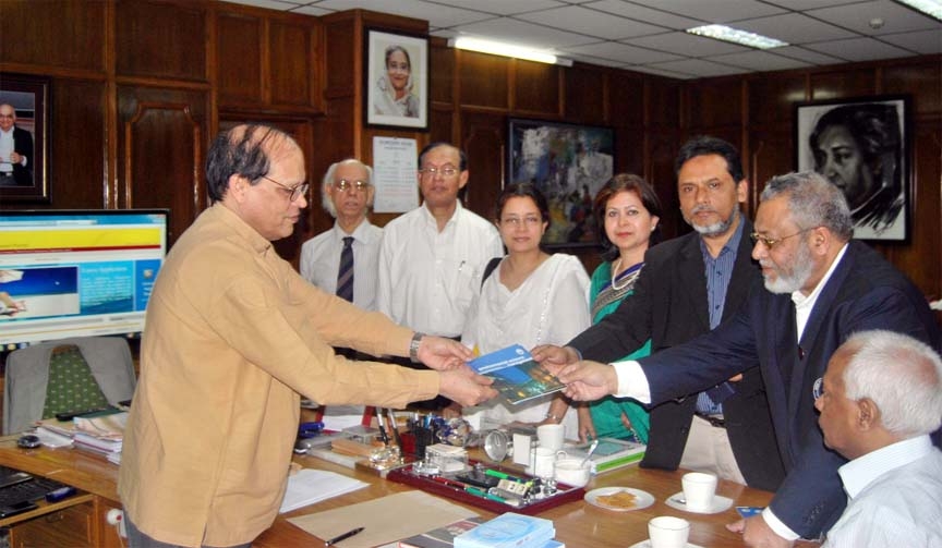 The picture shows an NSU team meeting with Bangladesh Bank Governor Dr Atiur Rahman at his office on Sunday.