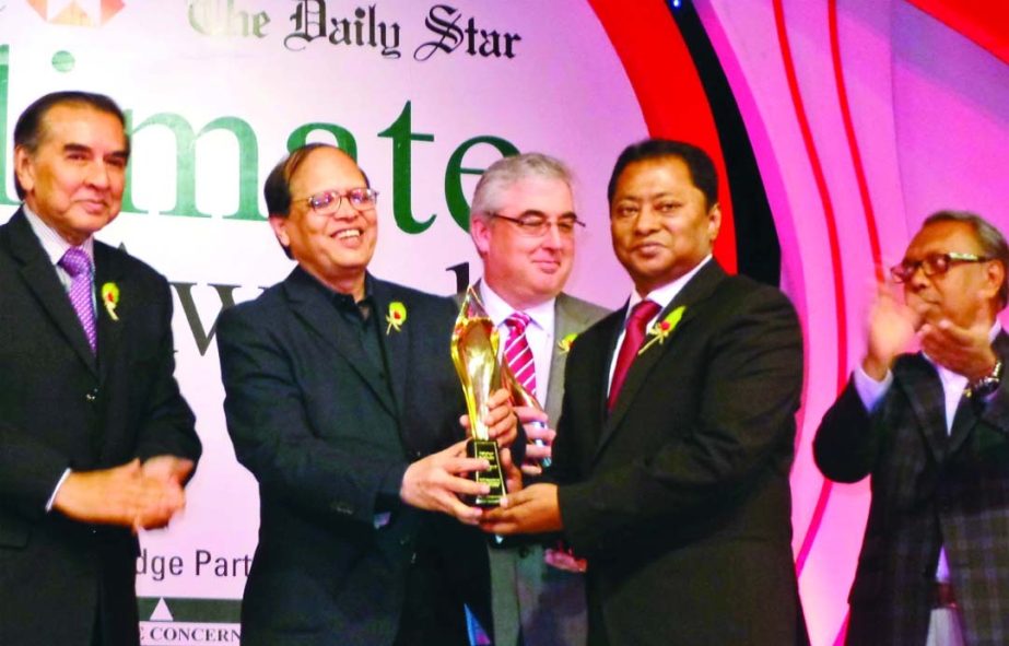 Selim H Rahman, Chairman and Managing Director of HATIL Complex Ltd receives HSBC-Daily Star Climate Award 2013 from Dr Atiur Rahman, Governor, Bangladesh Bank. The prize has been awarded in a program held at Hotel Ruposhi Bangla recently. Andrew Tilke, C