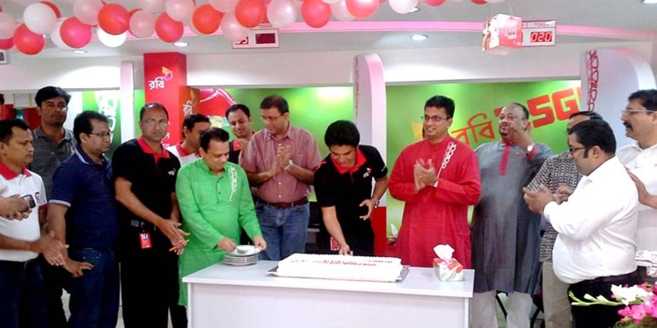 Mobile operator Robi Axiata Ltd opened an Experience Centre at the tourism city Cox's Bazar on Saturday. Supun Weerasinghe, Managing Director and CEO of Robi, inaugurated the centre.