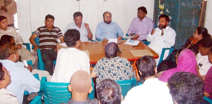 Leaders of Manabadiker Federation exchanging views with the employees of Chittagong Medical College Hospital yesterday.