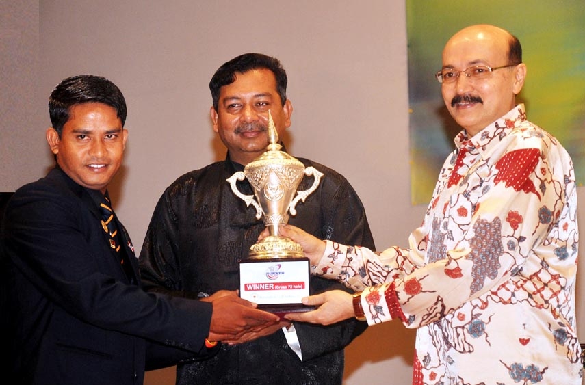 Major General (Retd) Tarique Ahmed Siddiqui, Security Adviser to Prime Minister Sheikh Hasina giving away the prizes among the winners of Runner Group 29th Bangladesh Amateur Golf Championship at Kurmitola Golf Club in Dhaka Cantonment on Saturday.