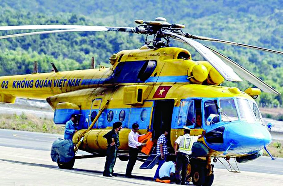Vietnamese military personnel prepare a helicopter for a search and rescue mission for the missing Malaysia Airlines flight. Interner photo