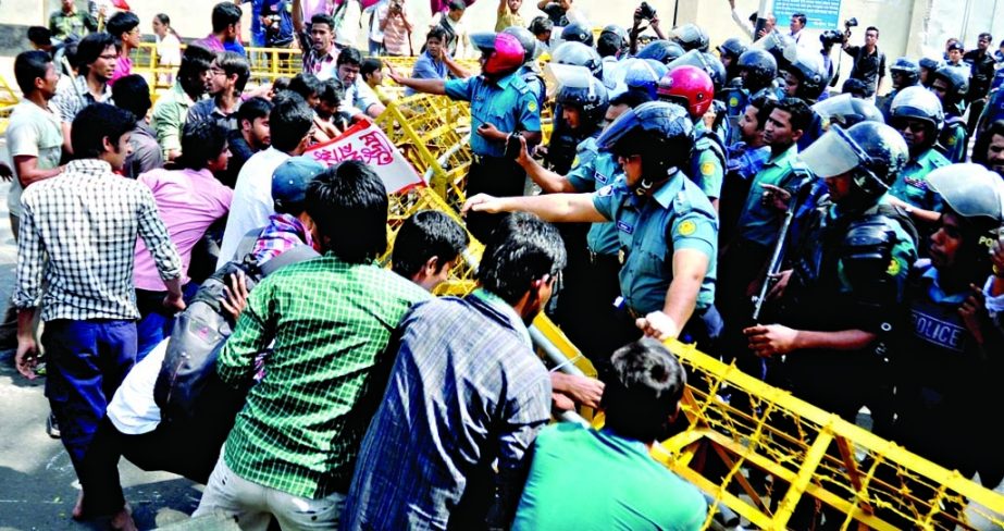 Police obstructed the leaders and workers of Ganasanghati Andolan on Wednesday when they tried to stage demonstration near the city's Energy Ministry protesting move to enhance the power tariff were obstructed by the law enforcers.