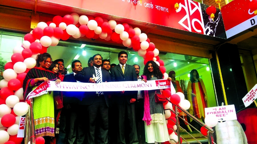 Sabbir Hasan Nasir, Executive Director of ACI Logistics Ltd inaugurates a new outlet of super store retail-chain 'Shwapno' at Monipuri para in the city on Thursday.