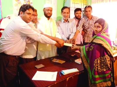 JAMALPUR: Alhaj AKM Habibur Rahman, Director Cooperative Bank Ltd handing over cheque for Tk 12.80 lakh to Jagarani Cooperatives Society Ltd at a function at Melandah recently.