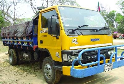 CHUNARUGHAT( Habiganj): Police seized a truck laden with stolen segun timber recently.