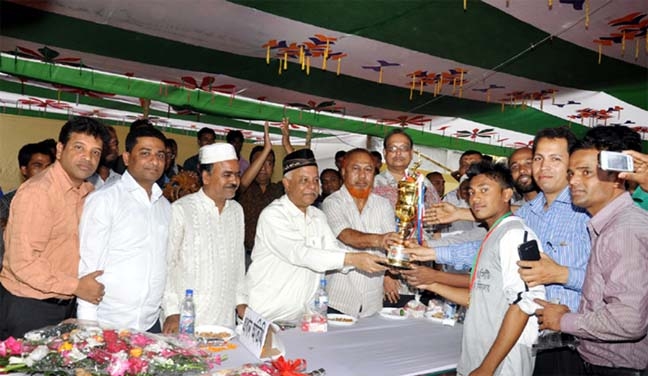 CCC Mayor M Monzoor Alam distributing prizes among the winners of inter-school football competition at a function in Chittagong yesterday.