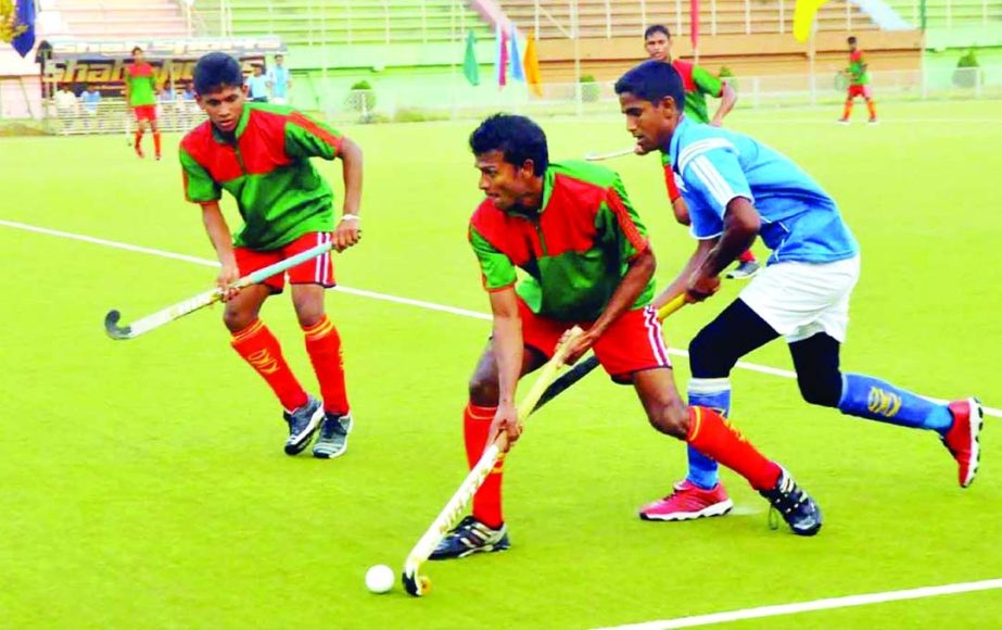 An action from the warm-up hockey match between Bangladesh National Hockey team and Bangladesh Hockey Federation XI held at the Moulana Bhashani National Hockey Stadium on Friday.