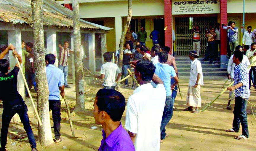 BNP and Awami League supporters locked in clashes centering the vote rigging at Rajapur Govt Primary School polling centre in Dagonbhuiya Upazila election on Saturday.