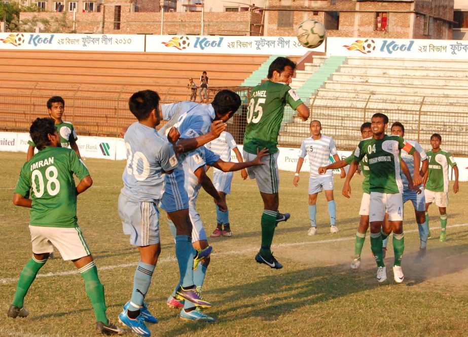 A scene from the football match of the Premier Bank Bangladesh Championship League between Farashganj Sporting Club and Badda Jagaroni Sangsad at the Bir Sreshtha Shaheed Sepoy Mohammad Mostafa Kamal Stadium in Kamalapur on Sunday.