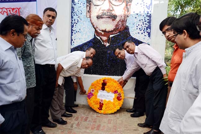 Vice Chancellor of Chittagong University of Engineering and Technology (CUET) Dr Md Jahangir Alam and Pro-VC Mohammad Rafiqul Islam placing wreaths at the portrait of Bangabandhu on the occasion of the birth anniversary of Bangabandhu Sheikh Mujibur Rah