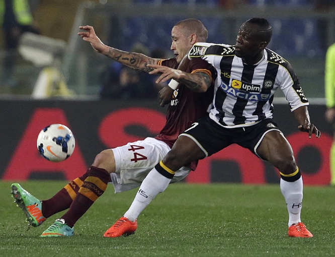 AS Roma's Radja Nainggolan (left) and Udinese's Badu fight for the ball during a Serie A soccer match between AS Roma and Udinese in Rome's Olympic Stadium on Monday.