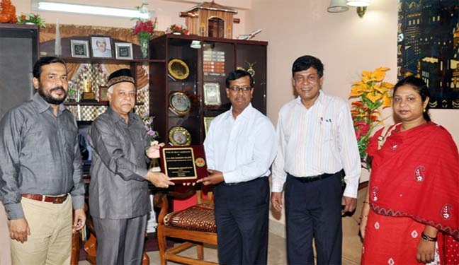 CCC Mayor M Monzoor Alam presenting crest to Assistant High Commissioner of Indian High Commission Shomnath Halder at a function in Chittagong yesterday.