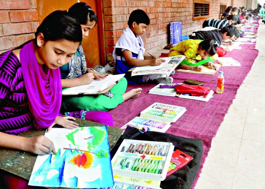 Marking the Independence Day the Lal-Sabuj Jatiya Shishu Kishore Sangathan organised a painting competition at the premises of Institute of Fine Arts on Friday.
