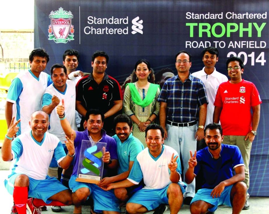 Imtiaz Ibne Sattar, Chief Financial Officer, Bitopi Das Chowdhury, Head of Corporate Affairs and other senior officials of Standard Chartered Bank Bangladesh pose with the players of Grameenphone-winner of Standard Chartered Trophy 2014, held at National