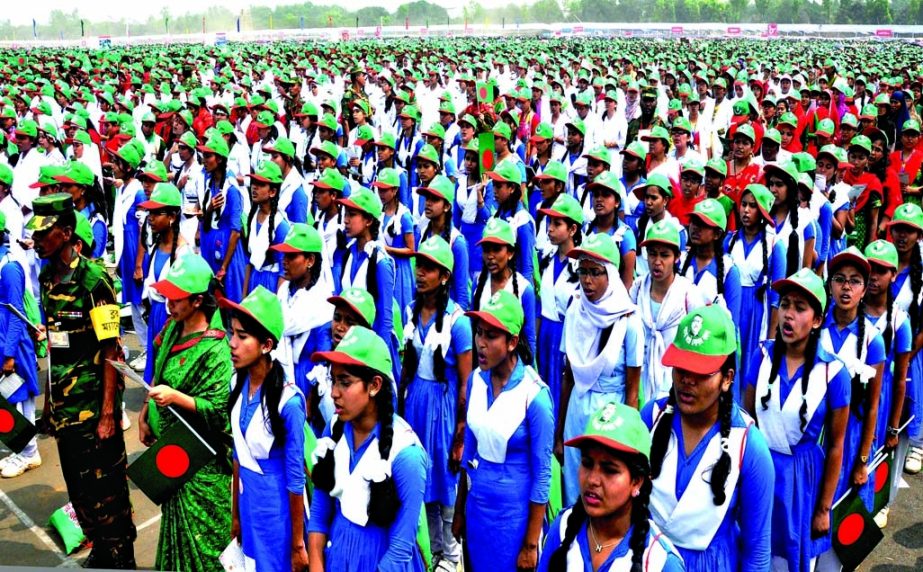 Over 2.5 lakh people including school students joined the mega event 'Lakho Kanthe Sonar Bangla' National Anthem at Parade Ground marking the Independence Day on Wednesday in a bid to hit the Guinness Book for ensuring world record.