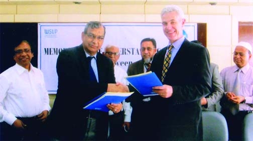 Engineer Taqsem A Khan, Managing Director of Dhaka WASA and Sam Parker, CEO of WSUP exchanging MoU after signing it recently on behalf of the respective organization at Dhaka WASA office.