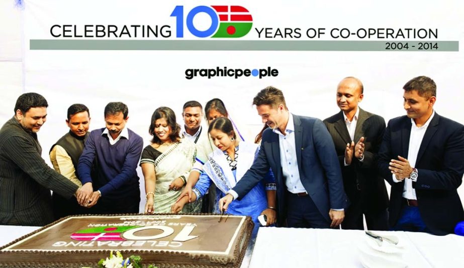 Craficpeople celebrating its 10th anniversary by cutting cake at its office in the city recently.