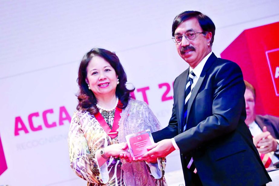 Vice President of The Association of Chartered Certified Accountants Alexandra Chin, handing over Achivement Award to Additional Managing Director of City Bank Faruq Moinuddin in the city recently. The City Bank achive this award for developing the accoun