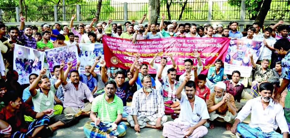 Small traders of Dhaka city kitchen market on Monday staged sit-in rally in front of Nagar Bhaban opposing eviction from various city areas.