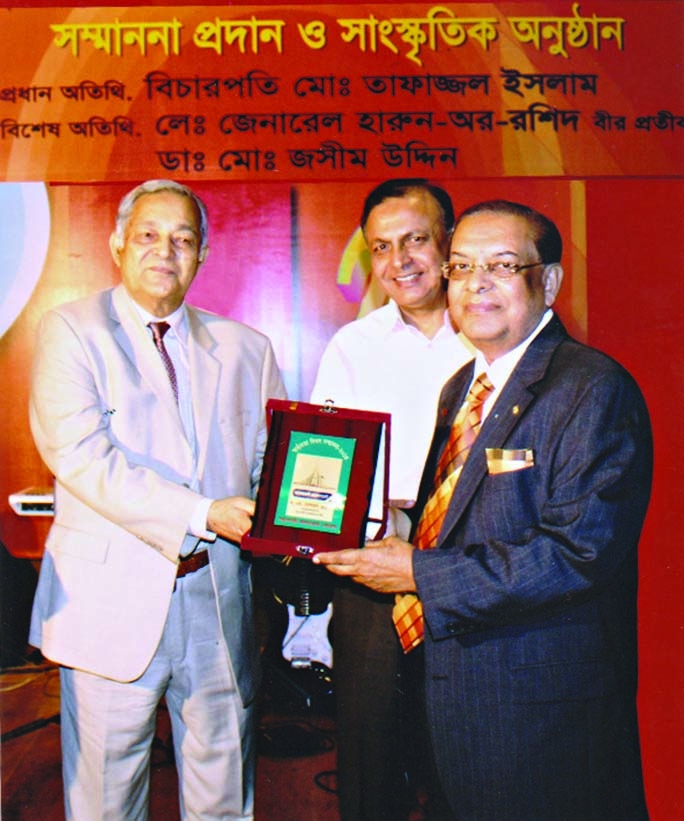 Dr M Mosharraf Hossain, Chairman and MD, Rapport Bangladesh Limited was honoured with Independence Day Crest at Muktijoddha auditorium of Institute of Diploma Engineers by former Chief Justice, Md. Tofazzal Islam recently.