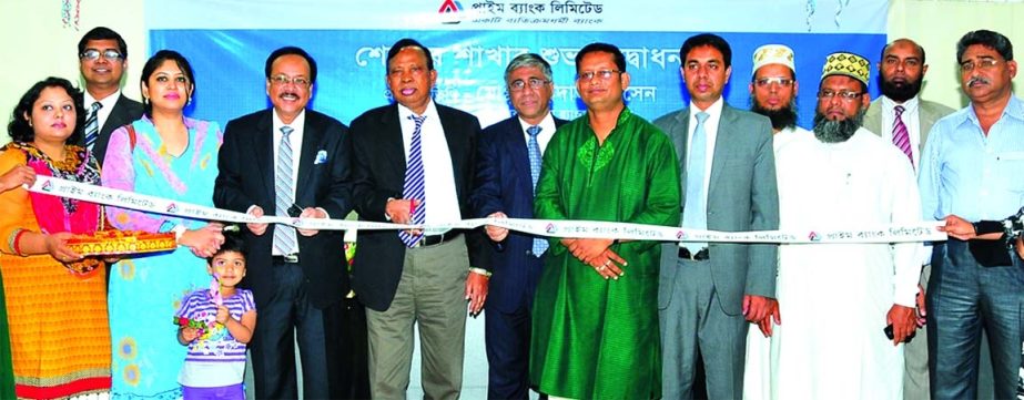 Md Shahadat Hossain, Director of Prime Bank Limited inaugurating its 138th branch at Sherpur in Bogra recently. Sherpur Upazila Chairman Md Dobibur Rahman and Mayor of Sherpur Pouroshova Shadhin Kumar Kundu were present on the occasion.