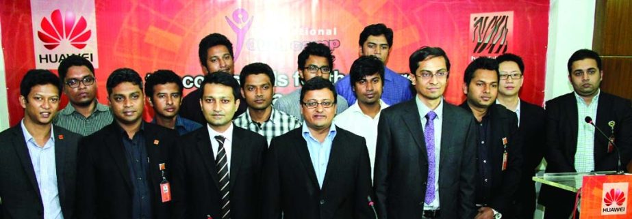 Sharfuddin Ahmed Chowdhury, Head of PR and Communication, Banglalink and Md Shafayet Alam, Director of Marketing and Corporate Affairs of Huawei Technologies Bangladesh Ltd pose with the participants of a "Banglalink-Huawei International Youth Camp" wh