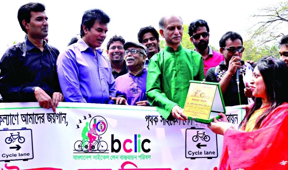 Dhaka University Vice-Chancellor Prof Dr AAMS Arefin Siddique handing over citation to Advocate Naznin Nahar (Tithi) as the best organizer of Bangladesh Cycle Lane Implementation Council at the Central Shaheed Minar premises in the city on Friday.