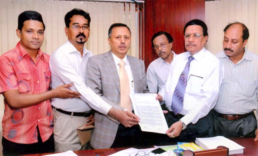 Unipay2-u Investors Oikya Parishad submitting memorandum to Chittagong Chamber of Commerce and Industry (CCCI) President Mahabubul Alam in Chittagong yesterday.