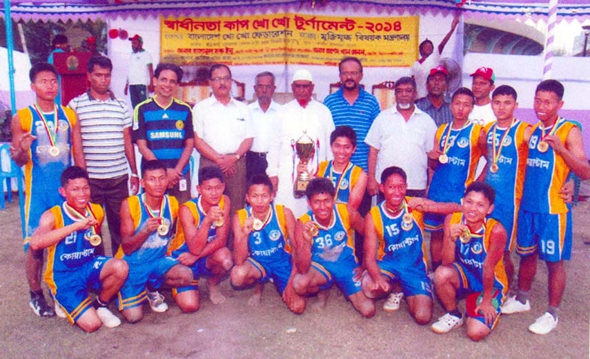 Players of Quantum Foundation team, who became champion in Independence Day Kho Kho Tournament, pose for photo with the Kho Kho Federation General Secretary Fazlur Rahman Babul and other officials at the Paltan Maidan recently.