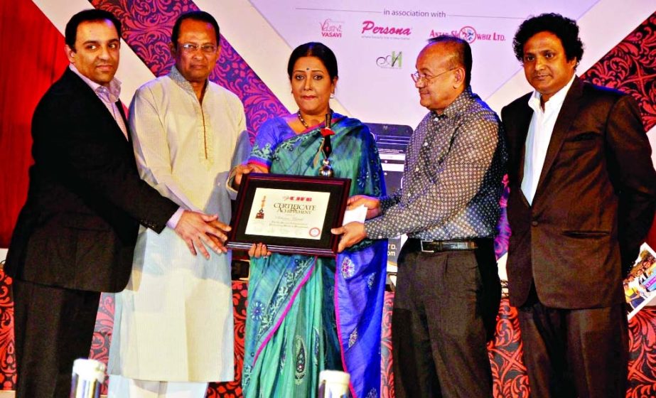 Suborna Mustafa receiving the CJFB lifetime achievement award from Information Minister Hasanul Haq Inu on Tuesday at Bangabandhu International Conference Centre. Managing Editor of The New Nation Arshad Hosein, Chairman and Managing Director of Globe Sof