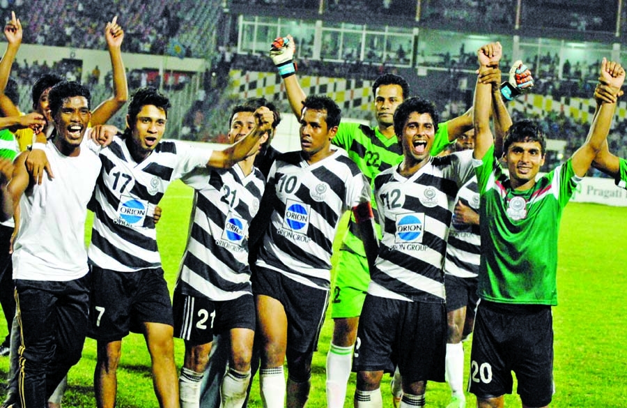 Players of Mohammedan Sporting Club celebrate after beating Abahani Limited in the Modhumati Bank Independence Cup Football Tournament at the Bangabandhu National Stadium on Wednesday.