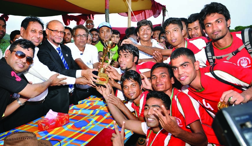 CU VC and chief person of Inter-university Volleyball Tournament-2014 Prof Anowarul Azim Arif handing over championship trophy and crest among the winners at the prize giving ceremony on Wednesday.
