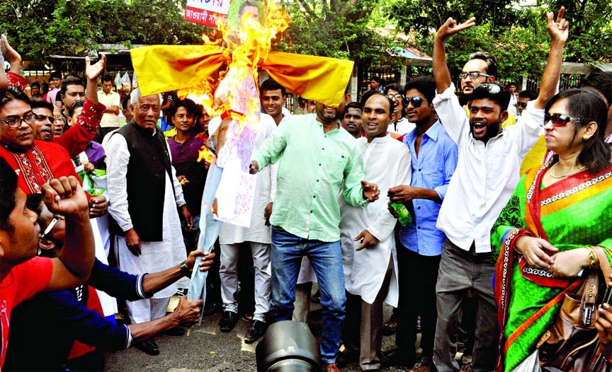 Awami Sangskritik Jote burns effigy of BNP Senior Vice Chairman Tarique Rahman in front of the National Press Club on Friday for his remarks against Bangabandhu Sheikh Mujibur Rahman.