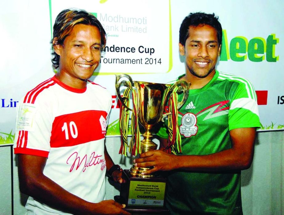 Zahid Hasan Amilee, captain of Mohammedan Sporting Club (right) and Akbar Hossain Ridon, captain of Soccer Club, Feni pose with the Independence Cup after a press conference at the BFF Bhaban on Friday.