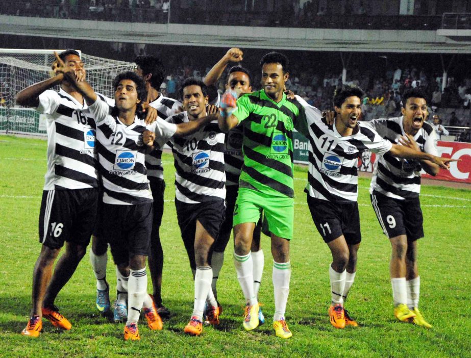 Players of Mohammedan Sporting Club celebrate after beating Soccer Club, Feni in tie-breaker at the Bangabandhu National Stadium on Saturday.