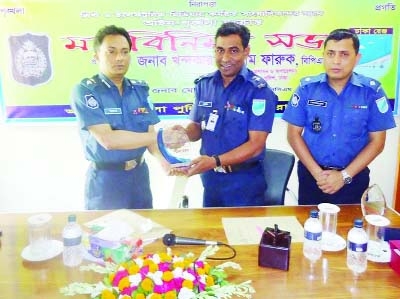 RAJBARI: Additional DIG Khandaker Golum Fareque BPM receiving crest from Rajbari SP Rezaul Haque PPM at a view exchange meeting with journalists in Rajbari recently.