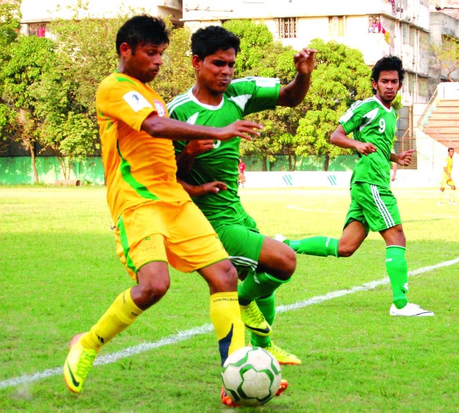 An exciting moment of the football match of the Premier Bank Bangladesh Championship League between Rahmatganj MFS and Victoria Sporting Club at the Bir Sreshtha Shaheed Sepoy Mohammad Mostafa Kamal Stadium in Kamalapur on Wednesday.