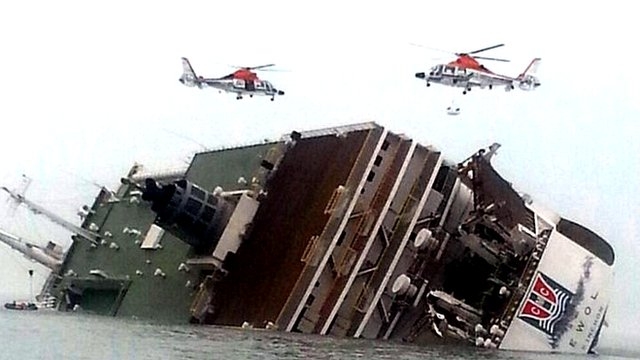 Hundreds missing as S Korea ferry sinks