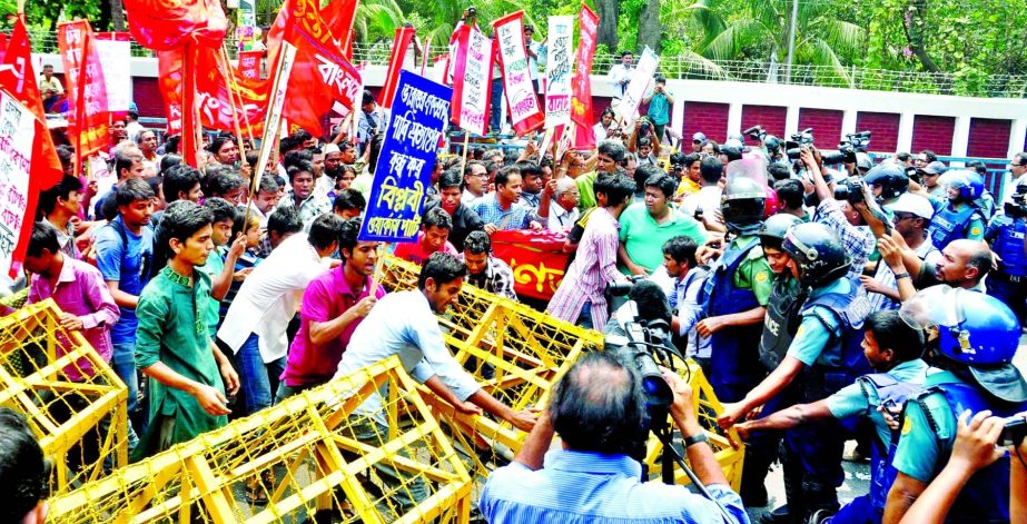 Ganatantric Bam Morcha activists being obstructed by the law enforcers when they tried to move towards Foreign Ministry on Wednesday ahead of their todayâ€™s Teesta march programme.