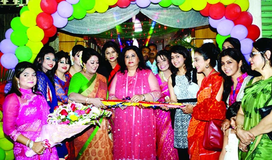 Singer Runa Laila inaugurating branch of Rajia's Dreams Hair and Beauty at Sath Mosjid Road, Dhanmondi in the city. Shohidul Islam Shohid, Chairman and Managing Director of the company presided.