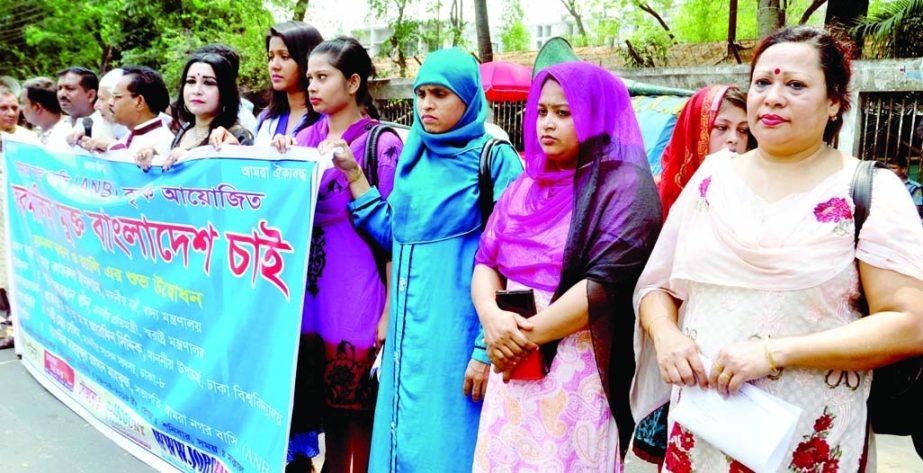 Different organizations formed a human chain in front of the National Press Club on Saturday with a call to ensure formalin-free food.