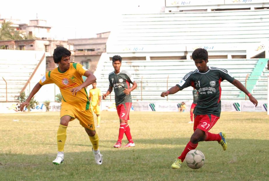 An action from the Premier Bank Bangladesh Championship League between Rahmatganj Muslim Friends Society and Agrani Bank Sporting Club at the Bir Shreshtha Shaheed Sepoy Mostafa Kamal Stadium in Kamalapur on Saturday. Rahmatganj won the match 1 - 0.