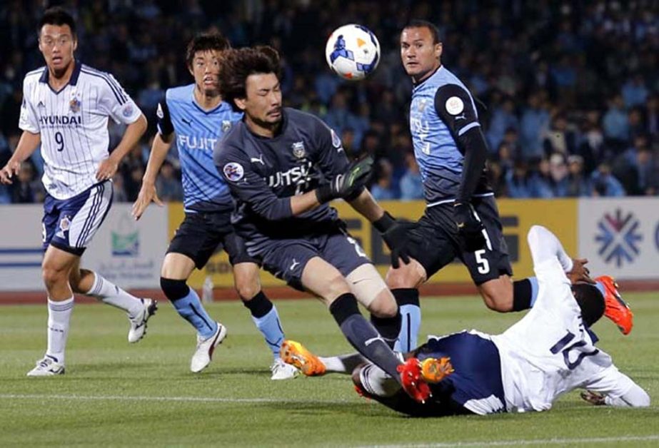 Ulsan Hyundai's Rafael bottom (right) attempts to score a goal against Kawasaki Frontale's goalkeeper Yohei Nishibe during their group stage soccer match of the AFC Champions League in Kawasaki, near Tokyo on Tuesday.