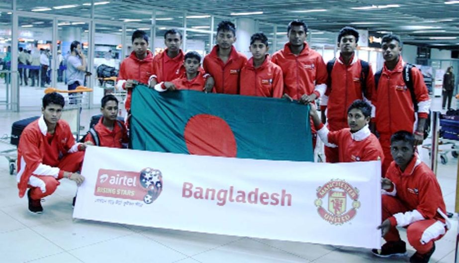 The final 12 from this year's Airtel Rising Stars leave for Manchester United on Wednesday. Photo shows the Rising Stars at the airport before leaving Bangladesh.