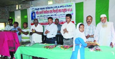 JAMALPUR: Shamsul Amena Foundation distributing scholarship among the students at Babki GM High School in Melandah recently.