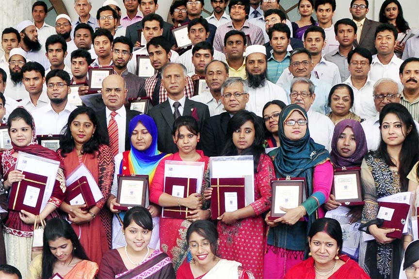 Dhaka University Vice Chancellor Prof Dr AAMS Arefin Siddique seen with the Dean awardees at a ceremony at Nabab Nawab Ali Chowdhury Senate Bhaban of the university on Thursday.