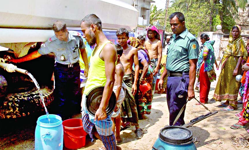 Dwellers in queue filling containers with fresh water being supplied by Gandaria Thana Police due to frequent crisis in the area: This photo was taken on Friday.