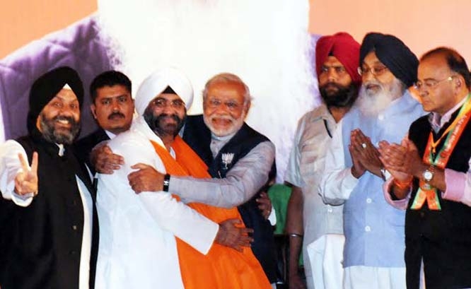 Manmohan Singh's half-brother, Daljeet Singh Kohli with Narendra Modi during a rally in Amritsar.